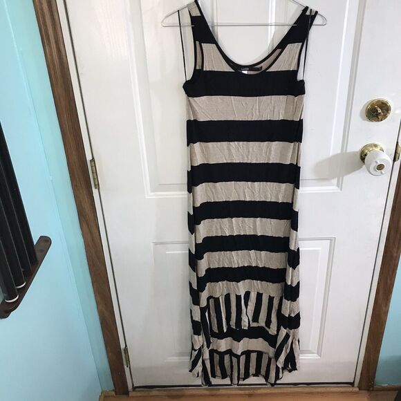 Kensie Dresses & Skirts - dress kensie xs black and cream front is shorter